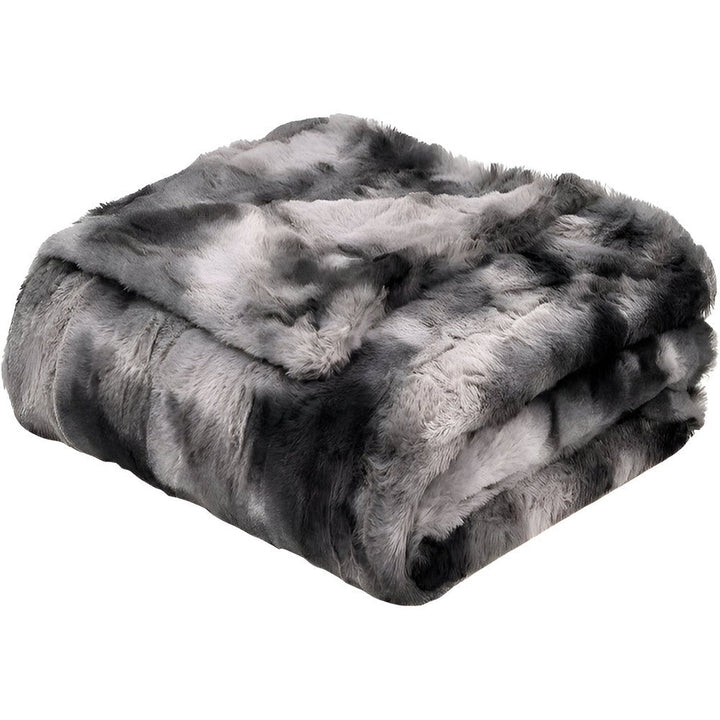 Skön och värmande pläd draperad över ett stolsryggstöd