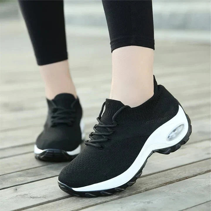 Svart och vit damsneaker med snörning och ergonomisk sula