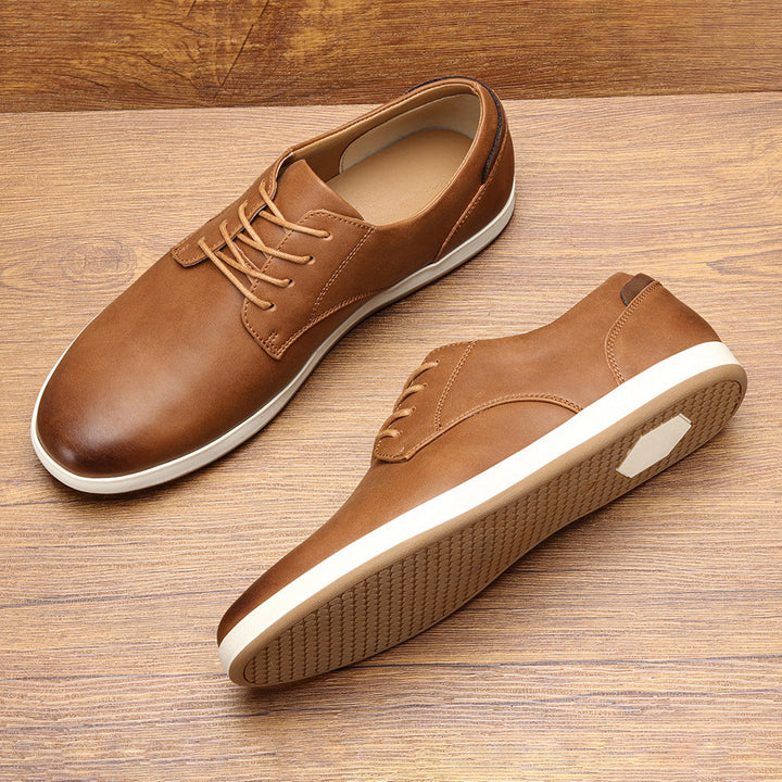 Klassiska herr sneakers i vit läderdesign från sidan