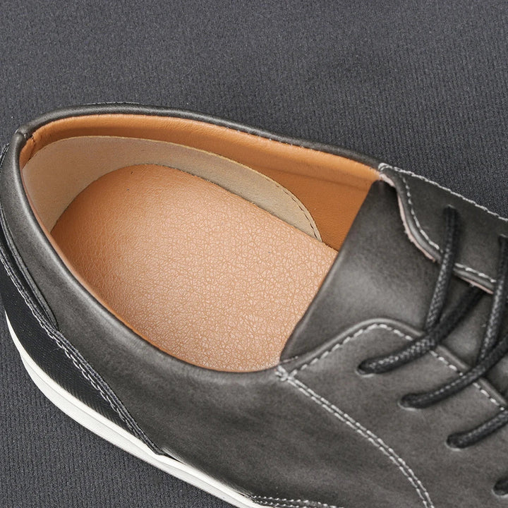 Undersula på vita mode sneakers för bra grepp