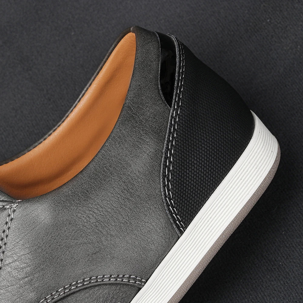 Detaljbild på sömmar och kvalitet på herrsneakers