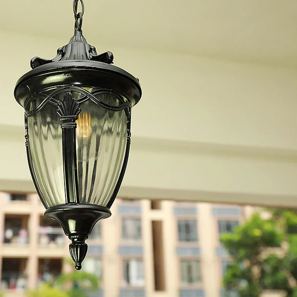 Detaljbild av vintage-inpirerad taklampa i glas och metall