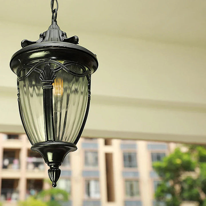 Detaljbild av vintage-inpirerad taklampa i glas och metall