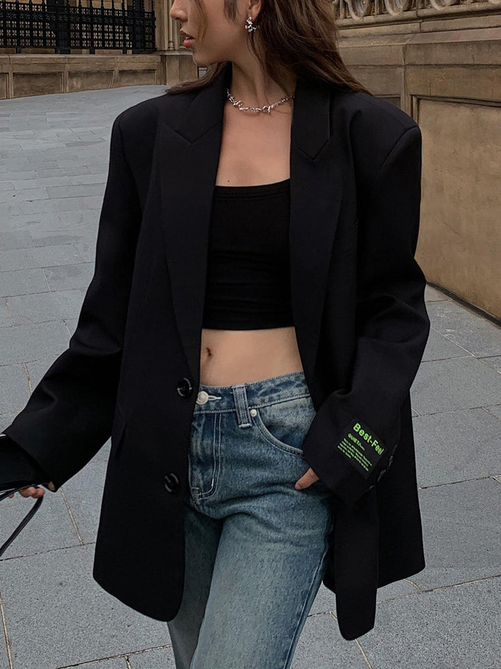 Baksida av den oversize damkavajen i klassisk stil och neutral färg