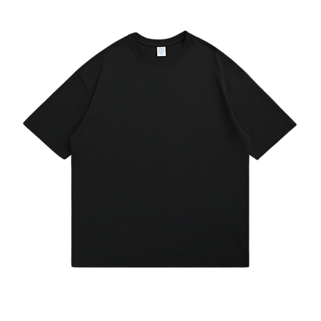Modell som bär en bekväm oversize t-shirt för en avslappnad stil
