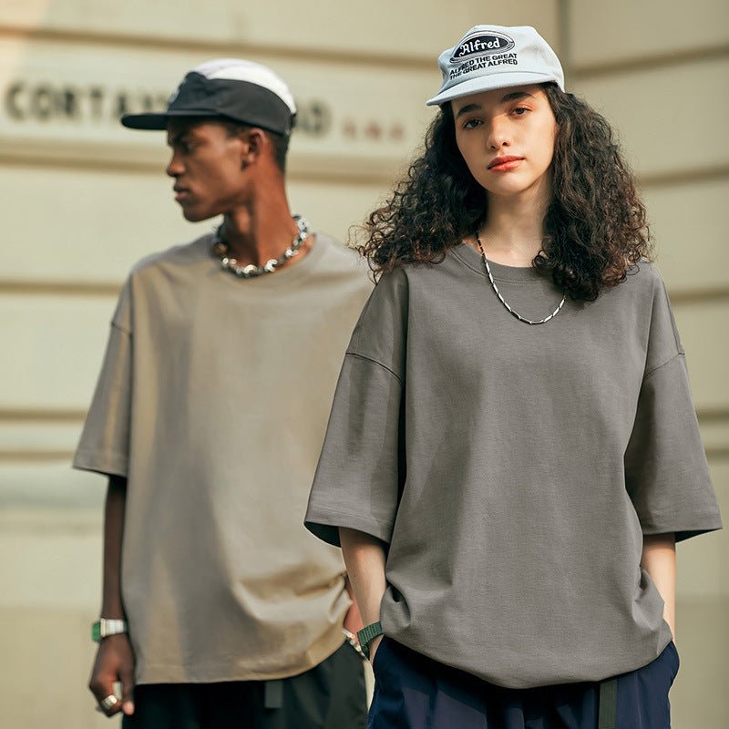 Modeller i grå och beige oversize t-shirts på gatan