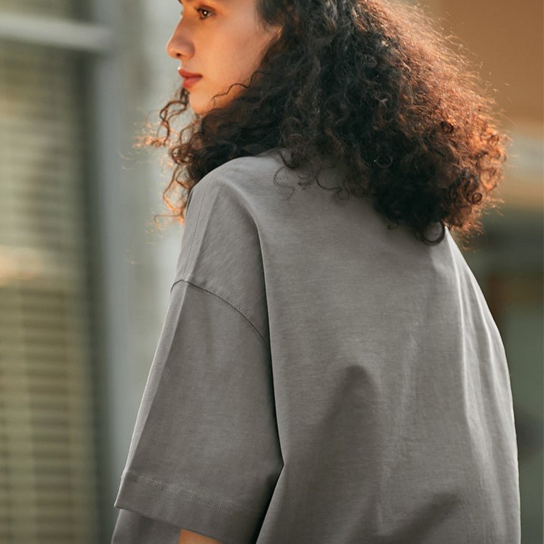 Detaljbild på baksidan av grå oversize t-shirt