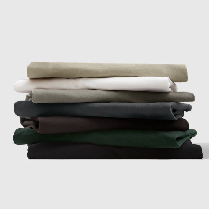 Närbild på tyget och sömmar på en avslappnad t-shirt