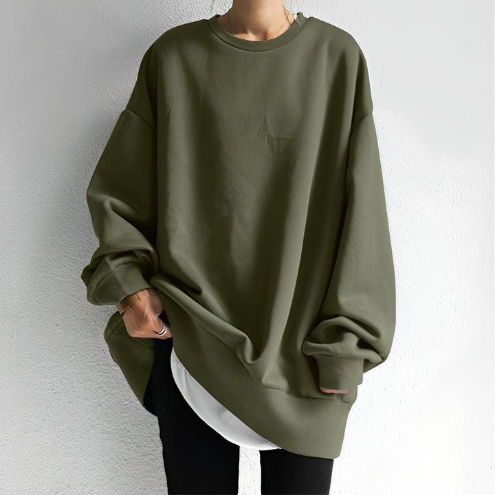 Modell i grön överdimensionerad sweatshirt med rund hals och lös passform