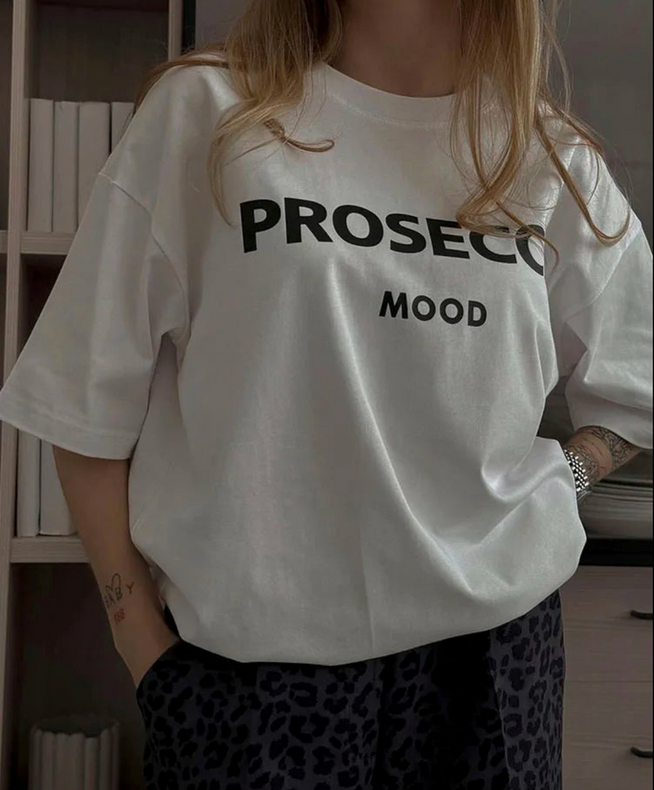 Närbild på vit t-shirt med texttryck för damer