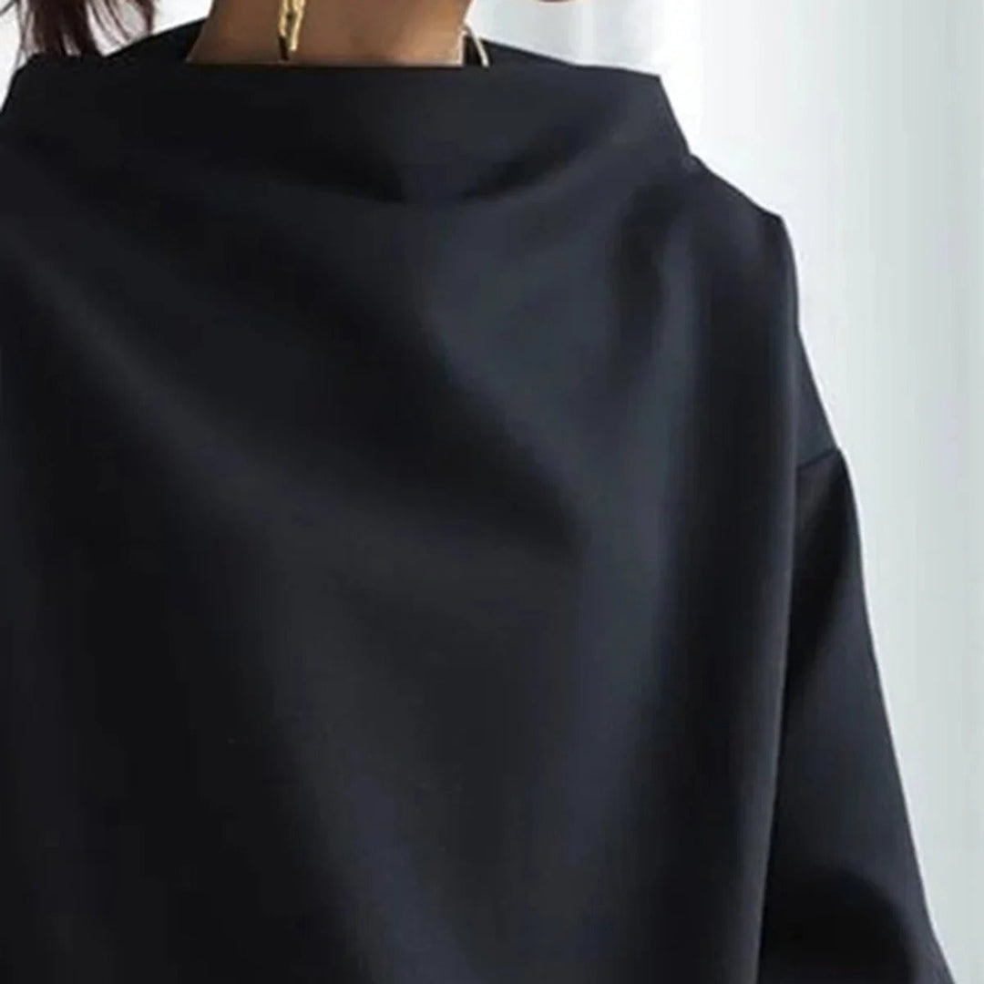 Svart damtröja med långa ärmar och hög hals i oversized modell