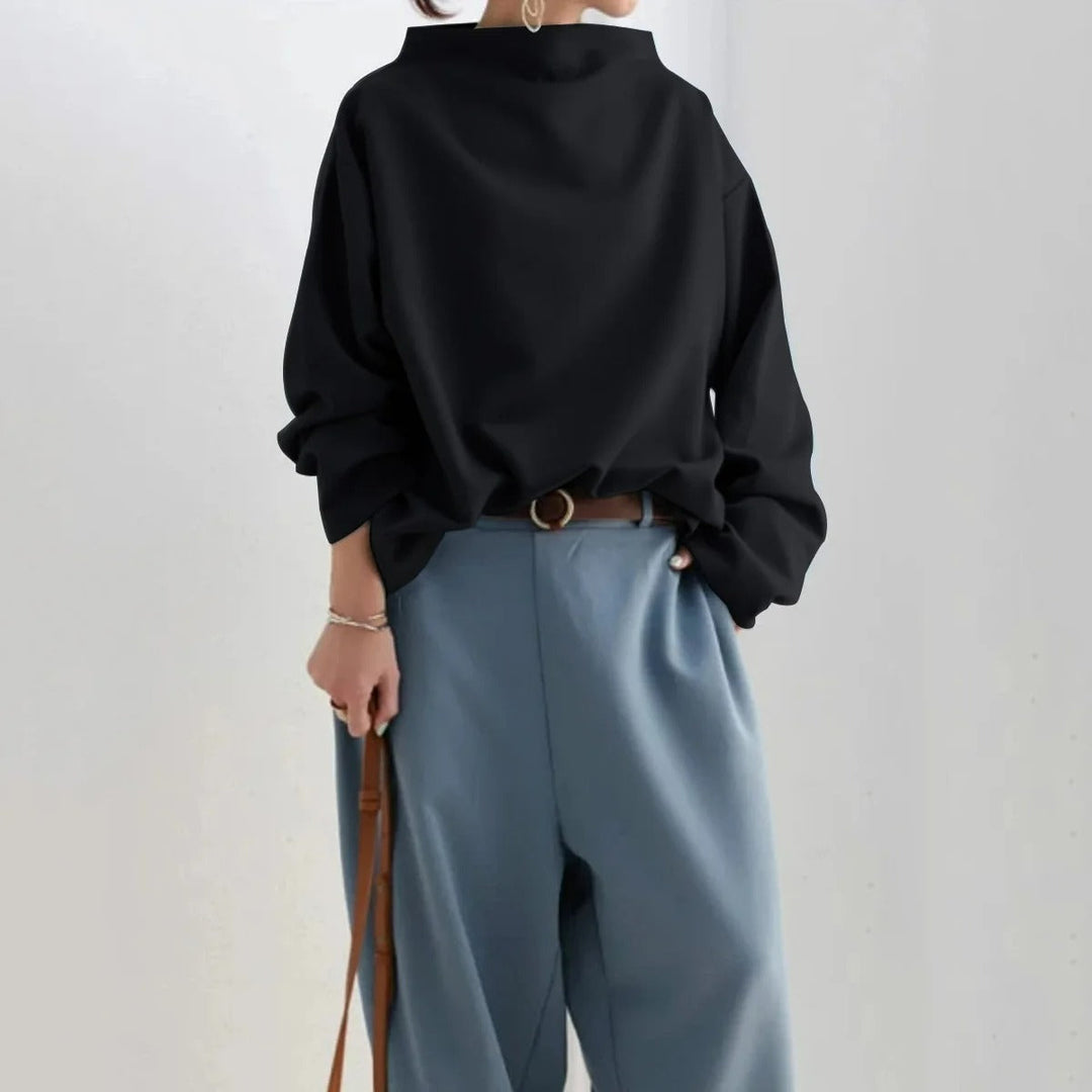 Elegant svart damblus med vida ärmar och avslappnad passform