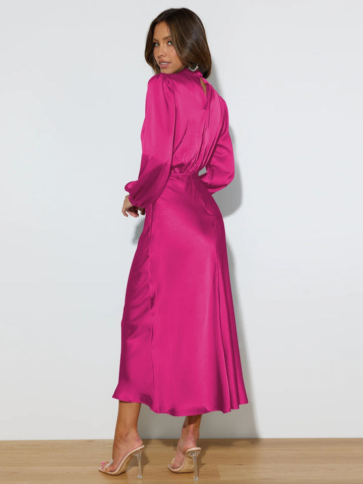 Elegant midiklänning i satin med hög hals och långa ärmar bakifrån