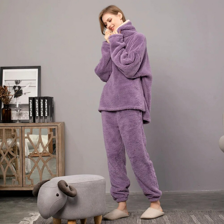 Kvinna stående i lila Paloma hemmakläder i fleece med mysig krage