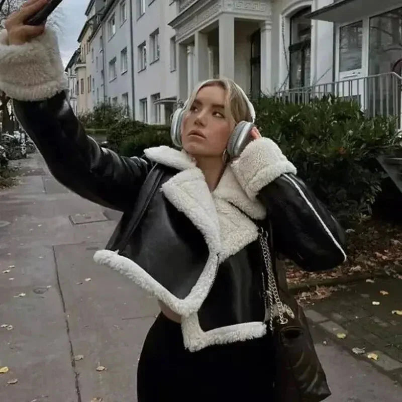 Kort damjacka i vintermodell med snygg passform bakifrån
