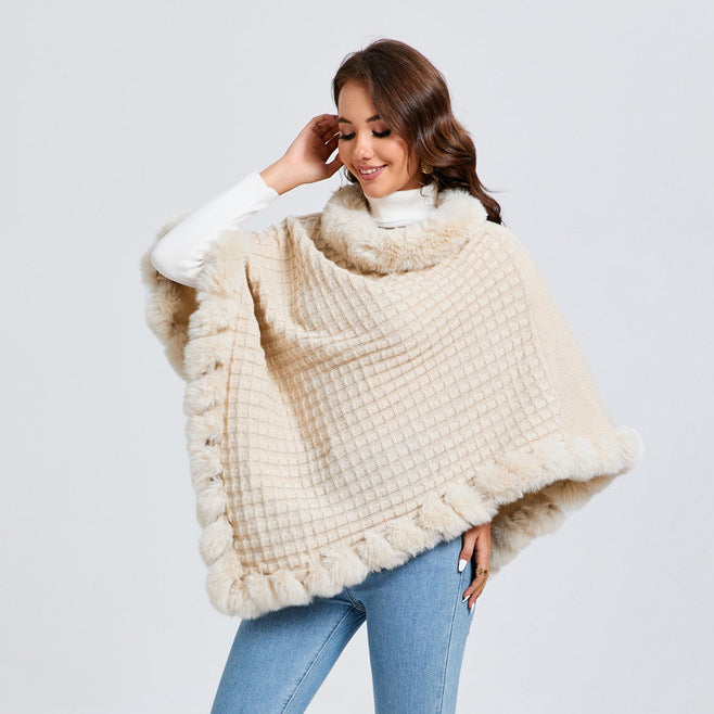 Närbild på beige damponcho med fluffig pälskant
