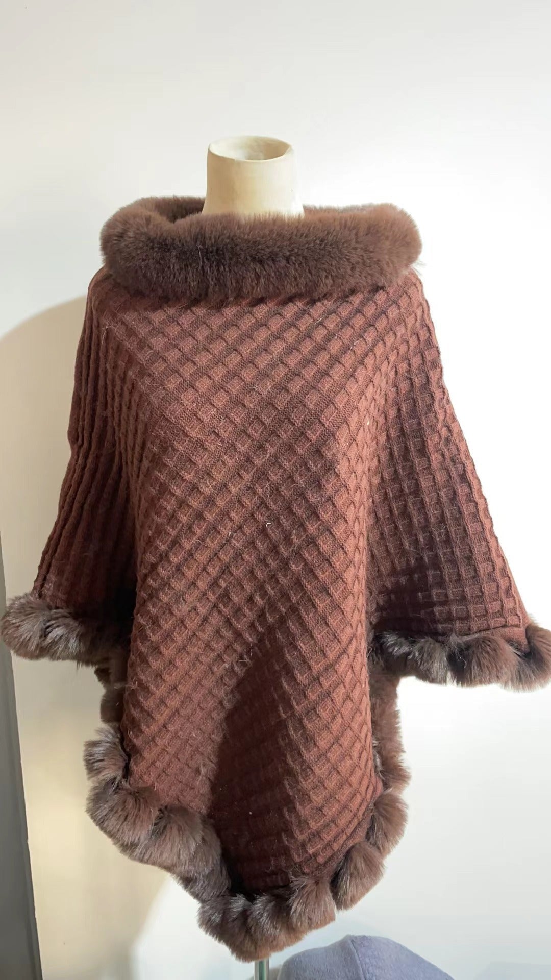 Stickad damponcho med elegant fuskpälsdetalj för kalla dagar