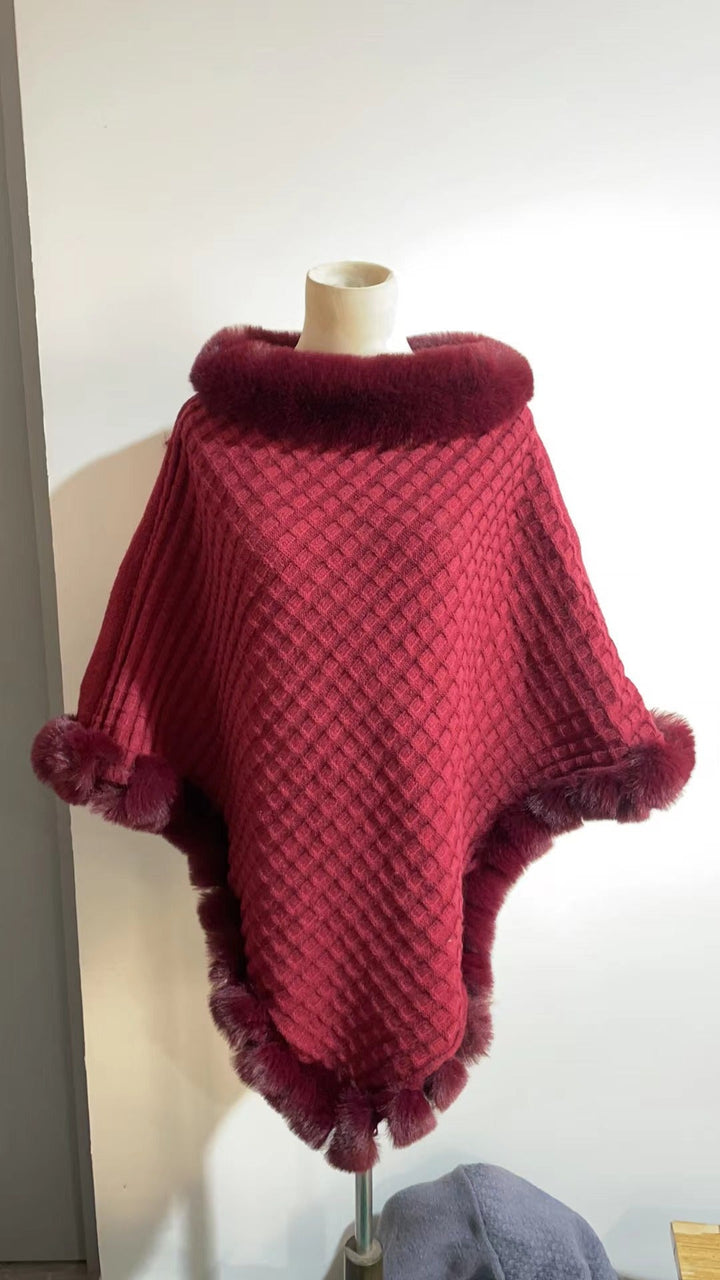 Mjuk damponcho i stickat material med lyxig finish