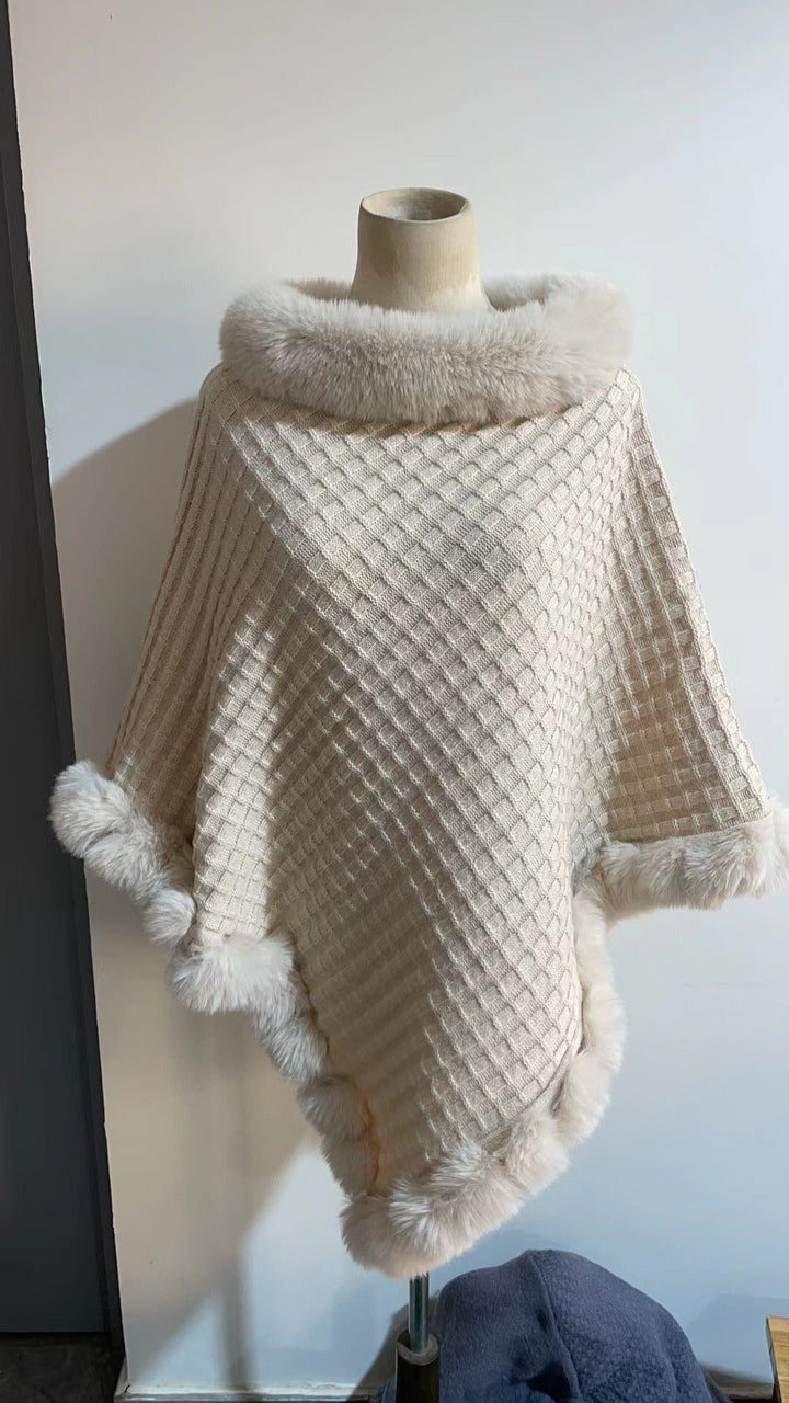 Detaljbild på elegant damponcho med mjuk och mysig textur