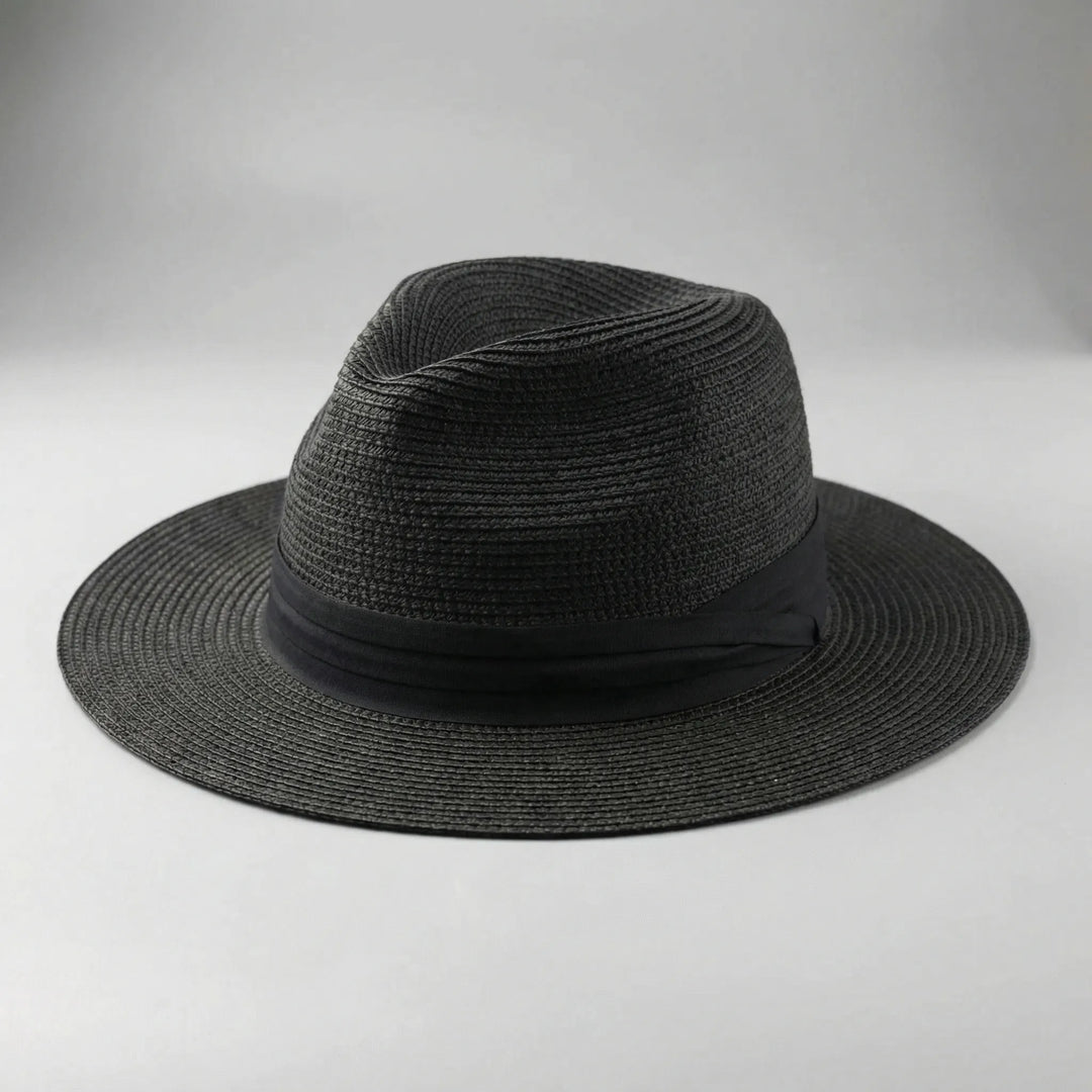 Person som bär snygg sommarhatt med brett brätte utomhus
