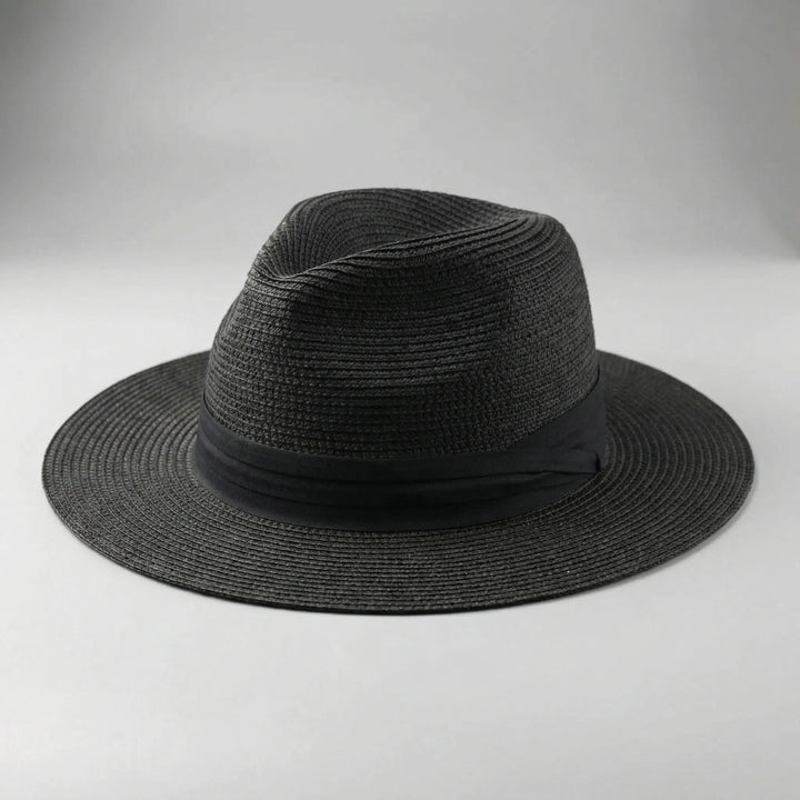 Person som bär snygg sommarhatt med brett brätte utomhus
