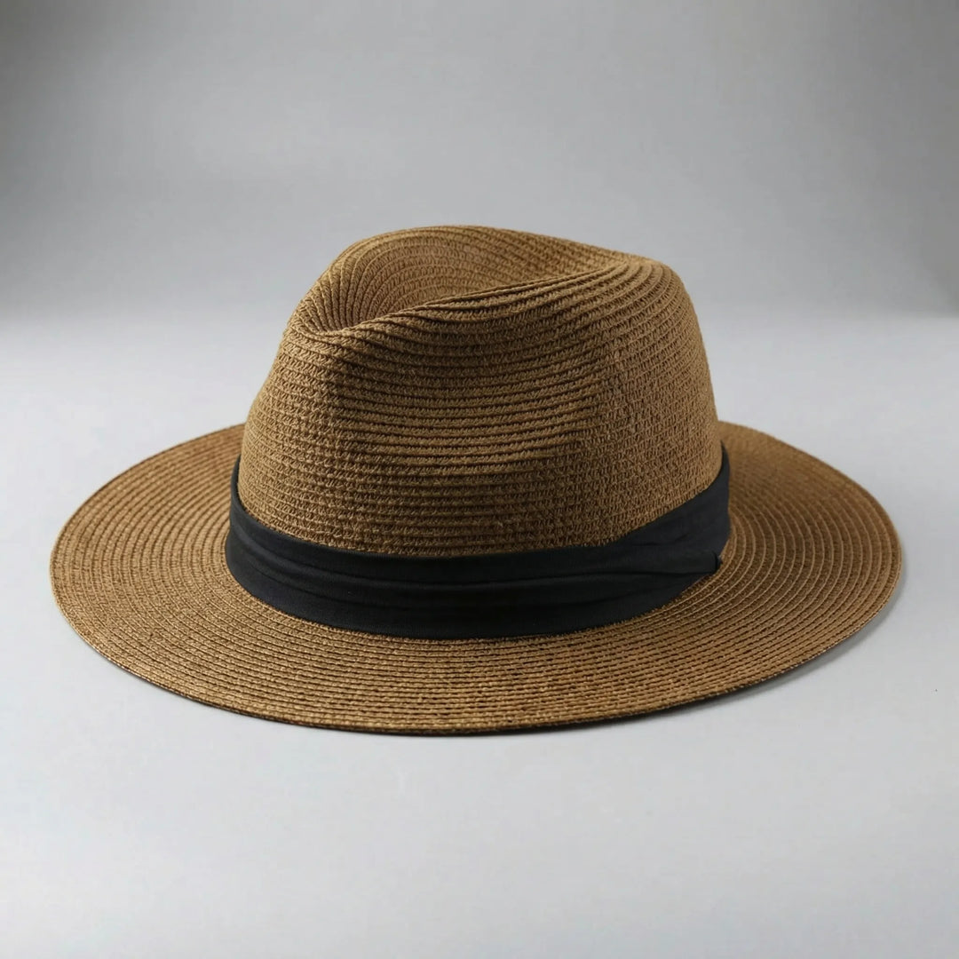 Panamahatt i fedora-modell sedd bakifrån på ljus bakgrund