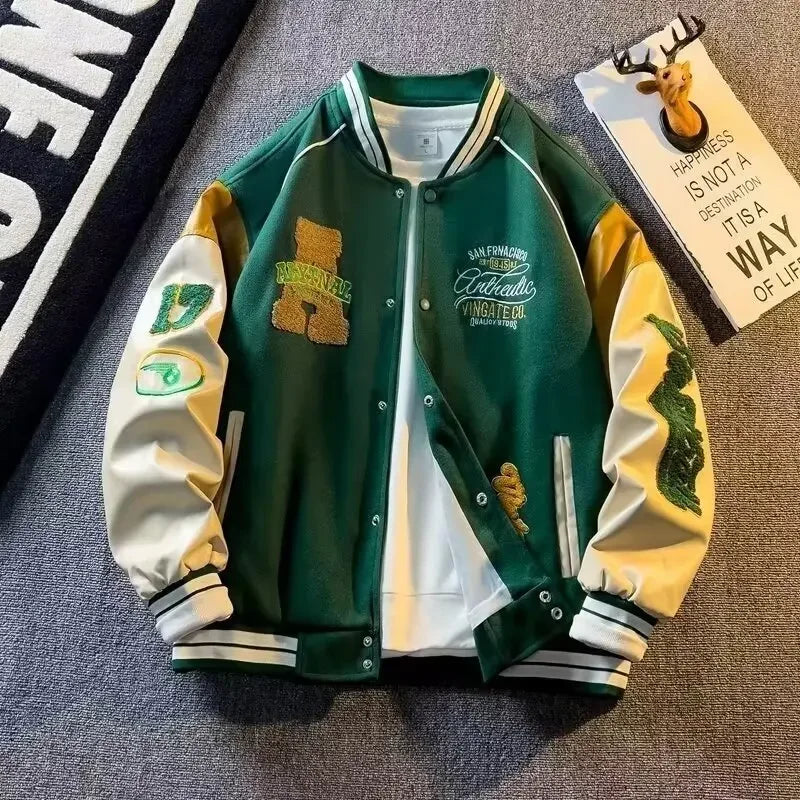 Grön herrjacka i lappad design med unika broderier för en stilsäker streetwear-look