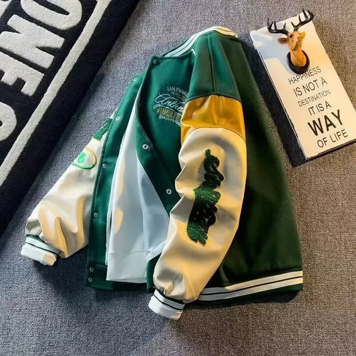 Svart broderad herrjacka med moderna lappdetaljer och trendiga ytterkläder
