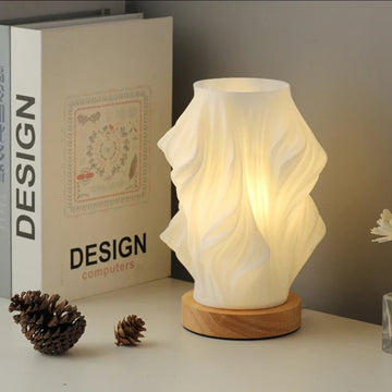 Inredningsdetalj med minimalistisk LED bordslampa i ett stilrent vardagsrum