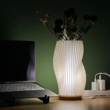 Stämningsfull belysning från en designad LED bordslampa i sovrummet
