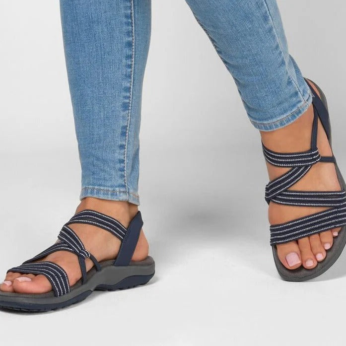 Blå ortopediska sandaler för kvinnor burna med jeans på gatan