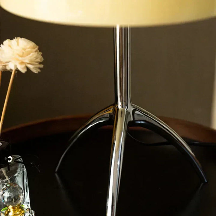 Stilren designlampa med LED-belysning placerad på ett elegant trästativ
