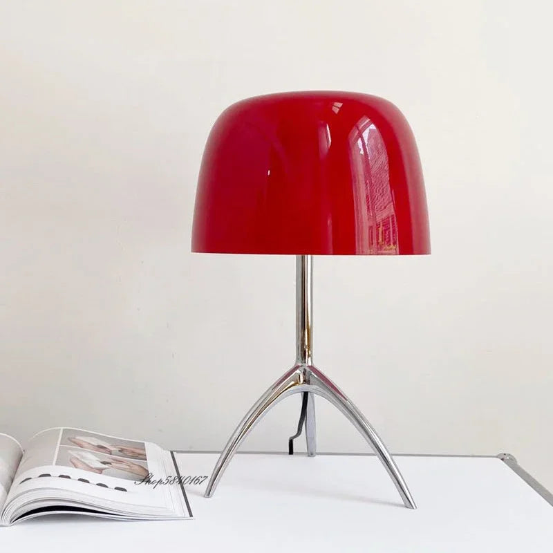 LumiTripod modern röd LED-skrivbordslampa på vit yta