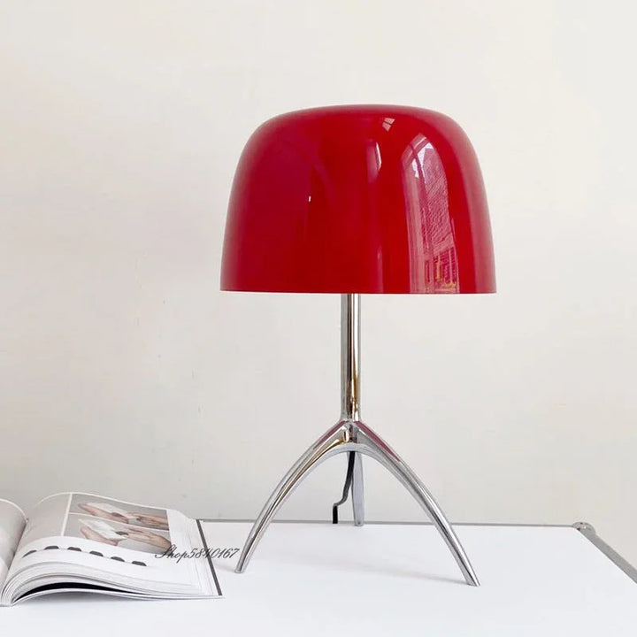 LumiTripod modern röd LED-skrivbordslampa på vit yta