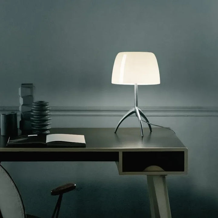 Modern LED skrivbordslampa med justerbar arm för optimal arbetsbelysning