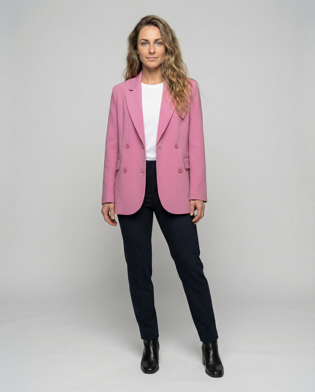 Elegant damlaver med knäppning och stilrena detaljer