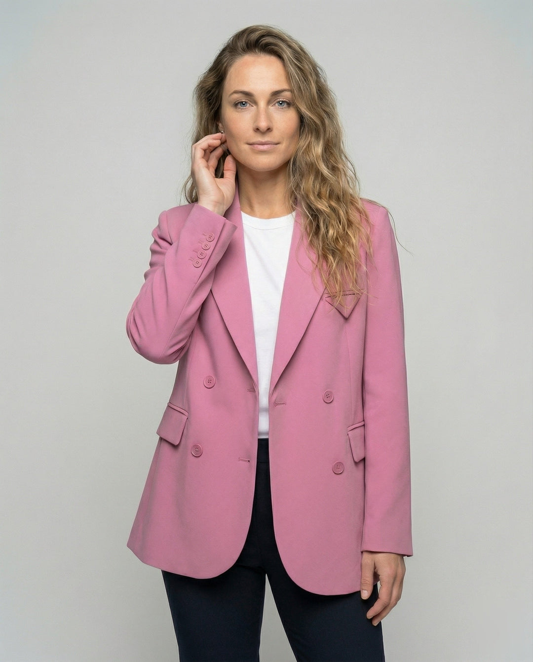 Moderna ytterkläder för dam i form av lång blazer