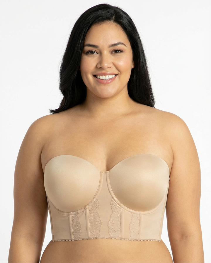 Modell som visar ljus beige axelbandlös bh framifrån