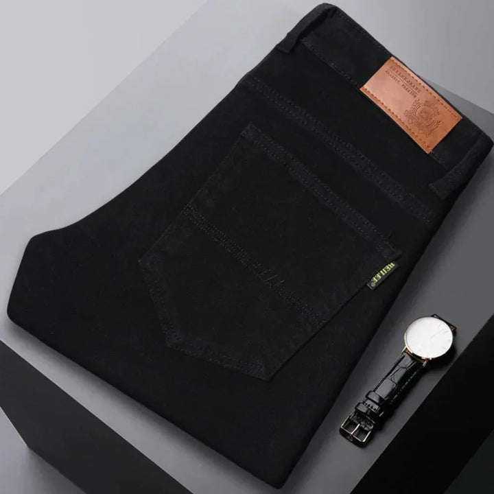 Detaljbild på fickor och sömmar för moderna herrjeans