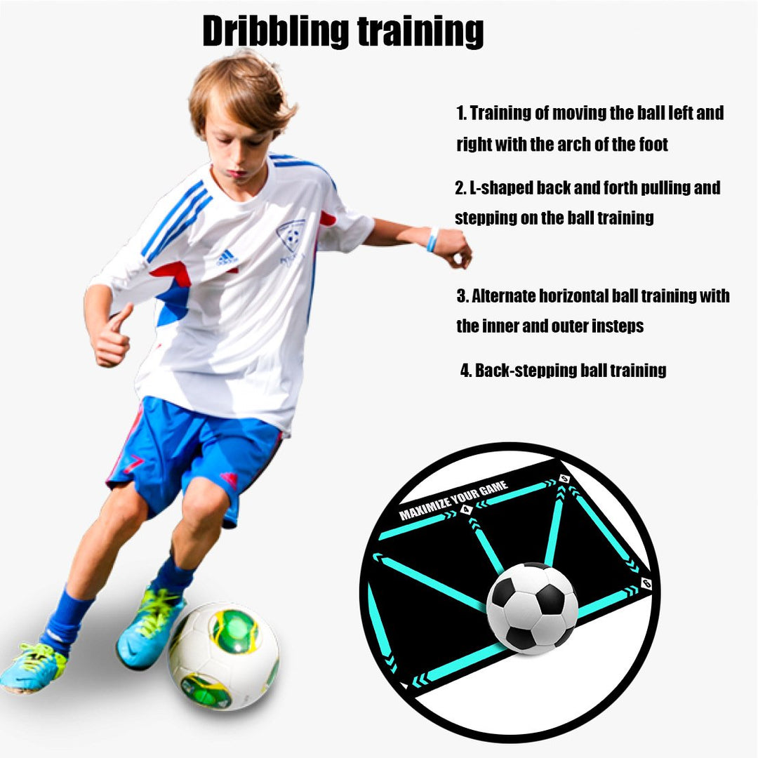 Barn som tränar fotbollsdribblingar på träningsmatta