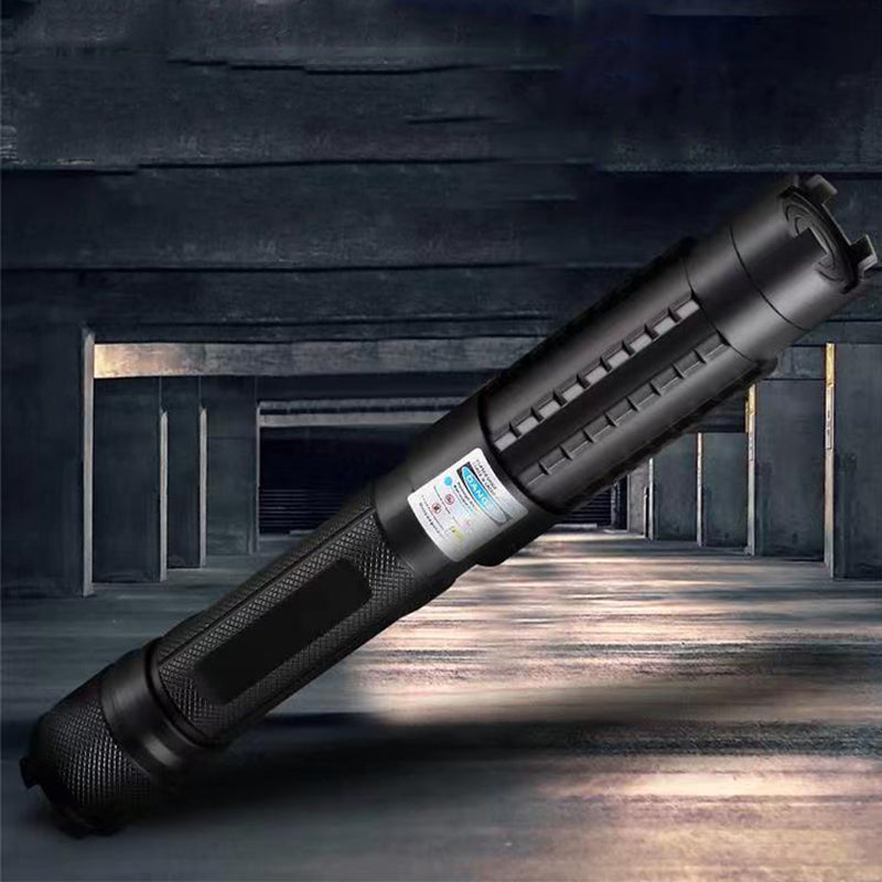 Svart laserpekare i aluminiumlegering mot industriell bakgrund