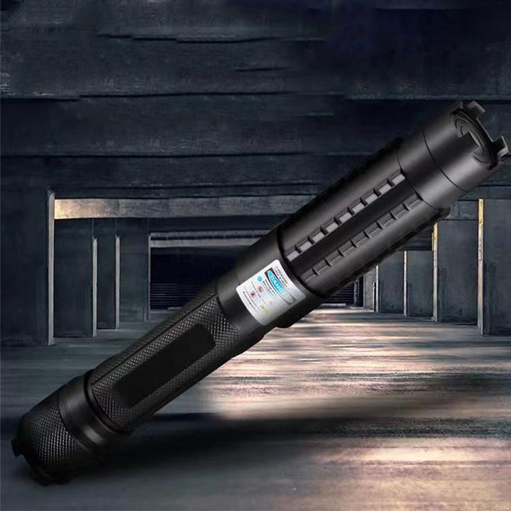 Svart laserpekare i aluminiumlegering mot industriell bakgrund