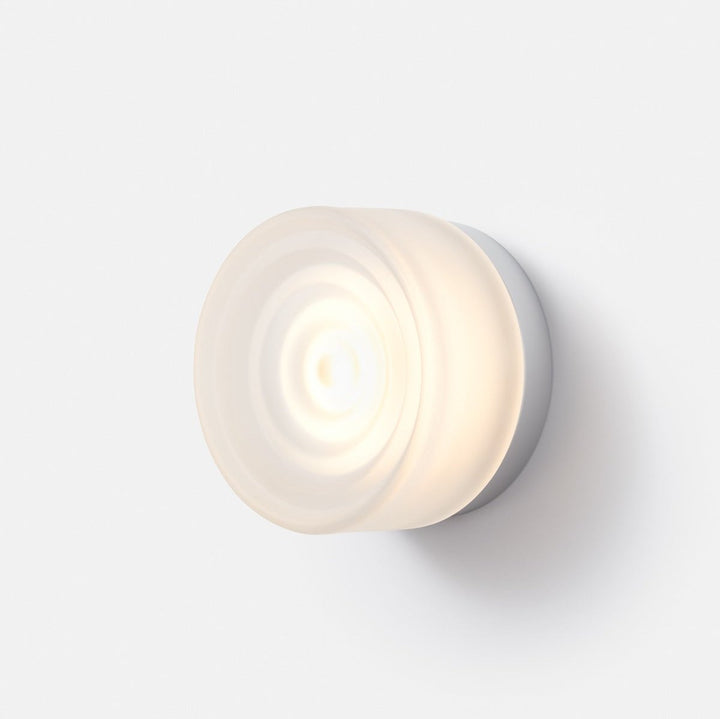 Exteriör lampa med räfflat glas och robust konstruktion