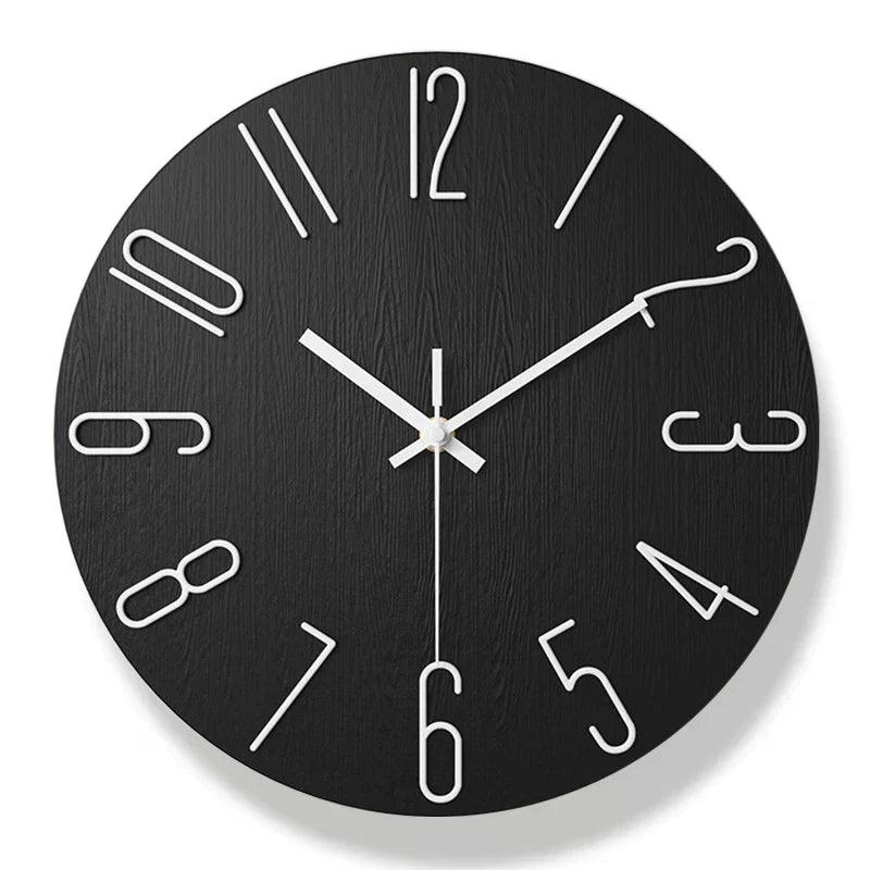Närbild på tyst nordisk väggklocka i trälook med minimalistisk urtavla för heminredning