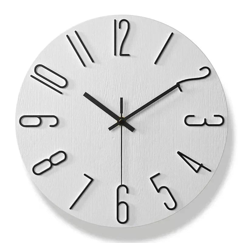 Elegant minimalistisk väggklocka hängande på vägg i vardagsrum som dekorativ inredningsdetalj