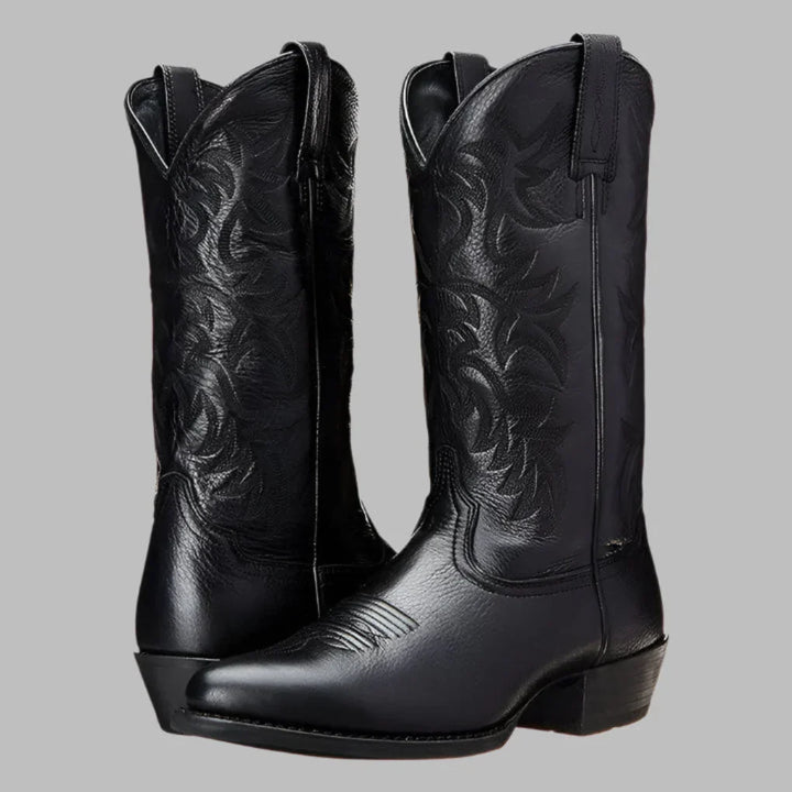 Svart par cowboystövlar med detaljerade mönster