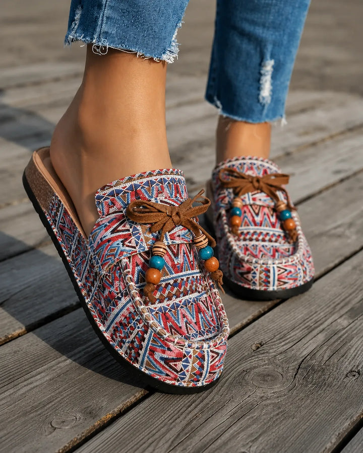 Närbild på Léa bohemiska loafers med dekorativa detaljer