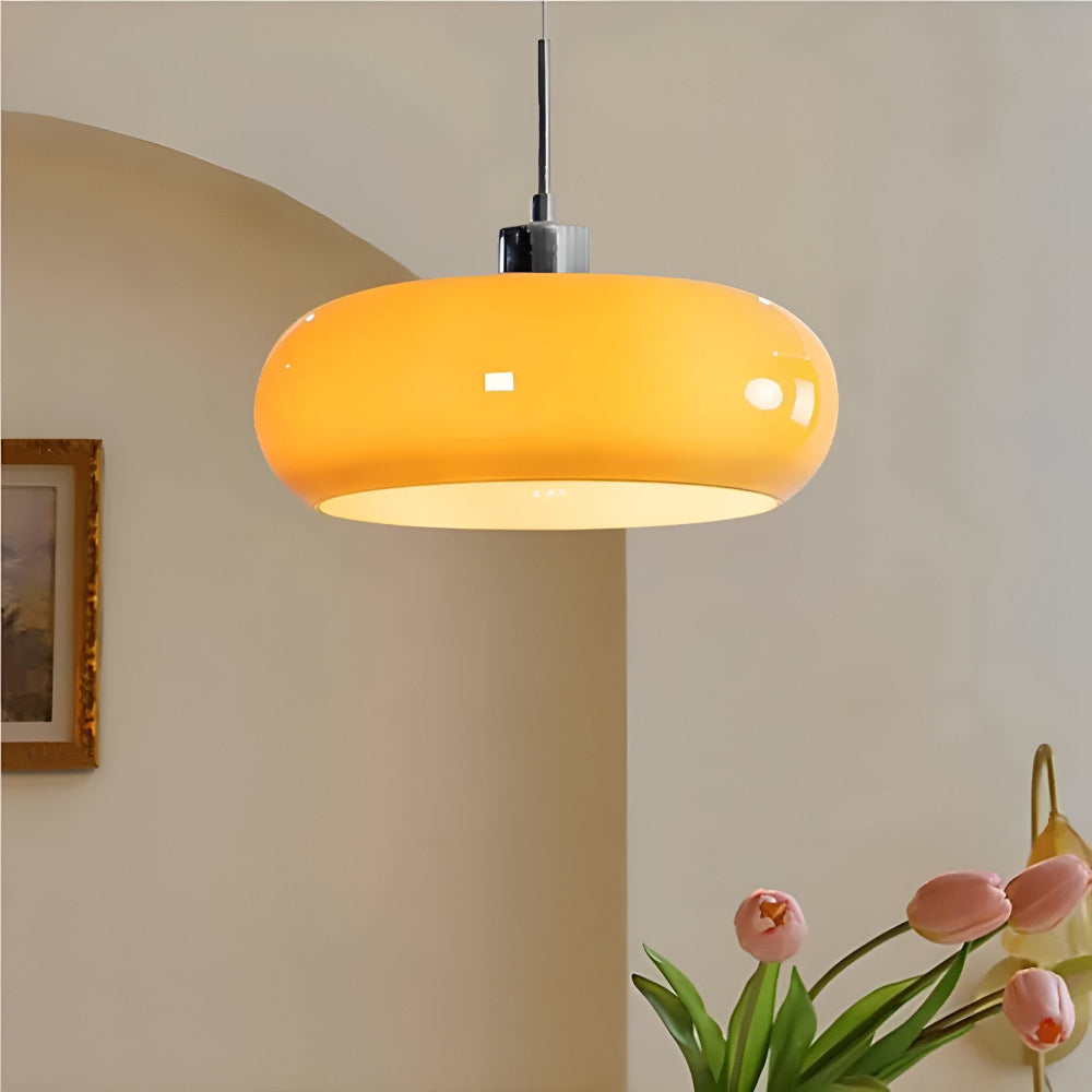 Clarity cirkelformad taklampa i orange glas med metallfäste i modern miljö