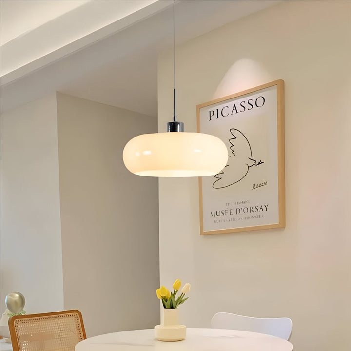 Geometrisk rund form på glastaklampa sedd underifrån