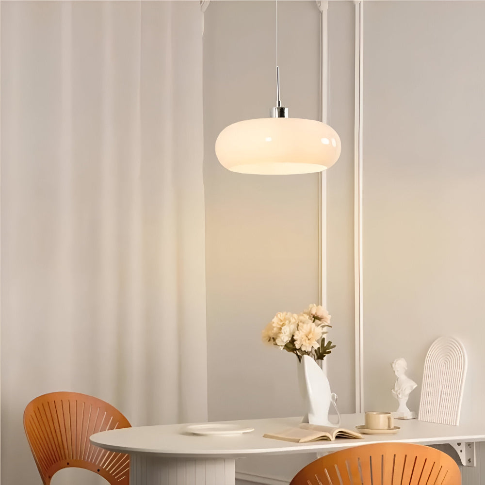 Glaskupa på rund designlampa som sprider jämnt ljus